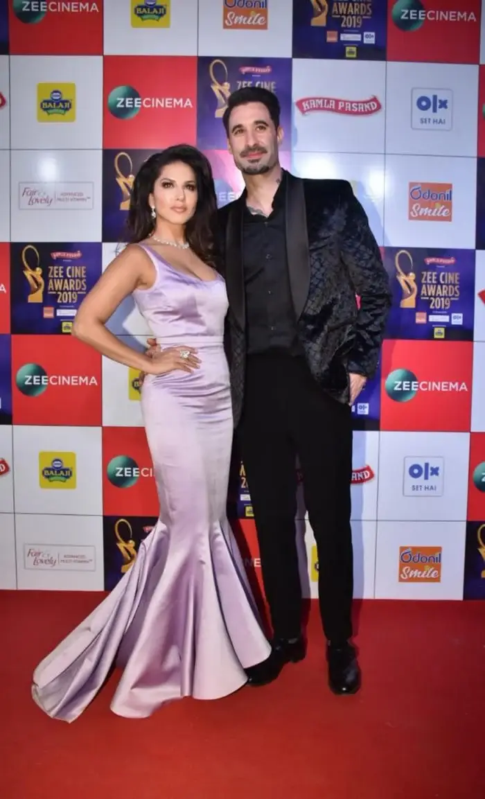 SUNNY LEONE WALKS THE RED CARPET AT THE ZEE CINE AWARDS 2